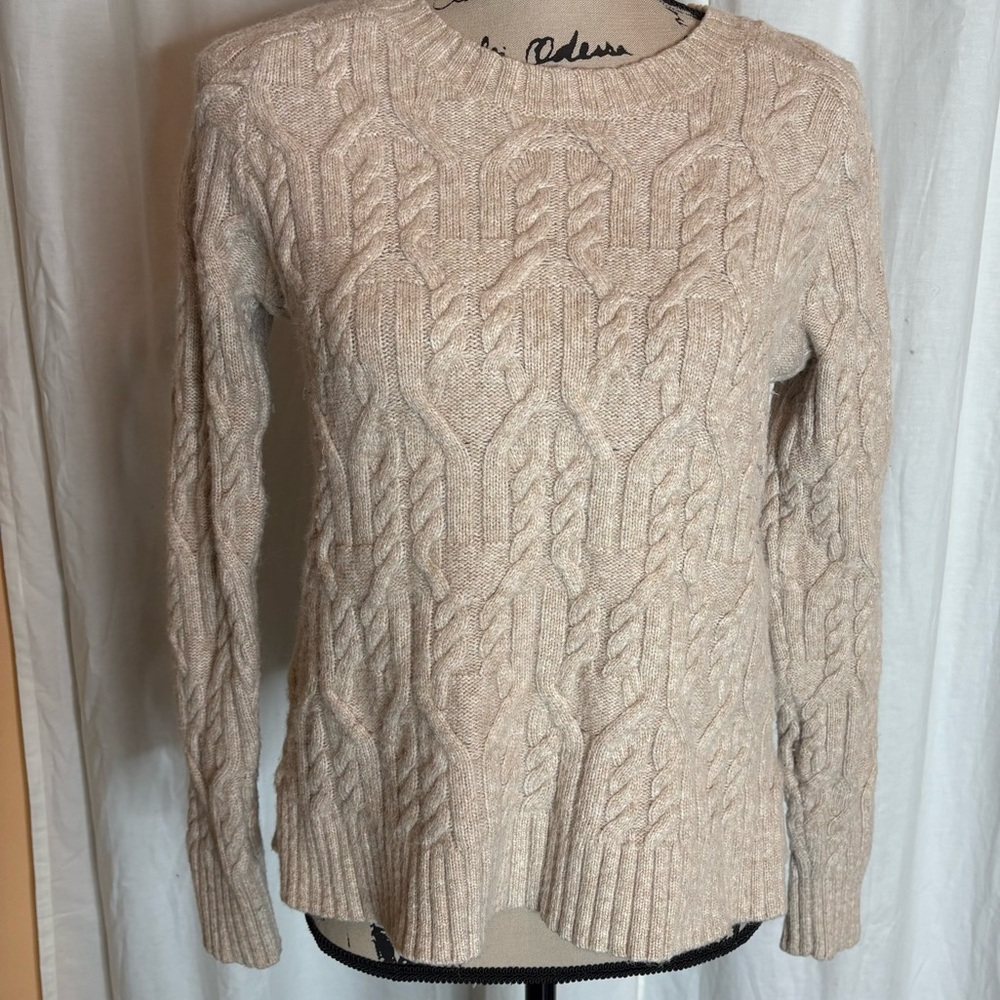 💚Ann Taylor Cable Knit Crewneck Sweater